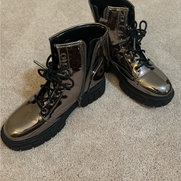 Madden NYC Girls Gray Metallic / Size 5 - Picture 4 of 8